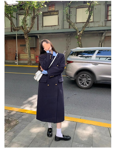 Abrigo de Lana Azul Marino para Mujer con Diseño Estructurado de Hombros Realzados - Image 11