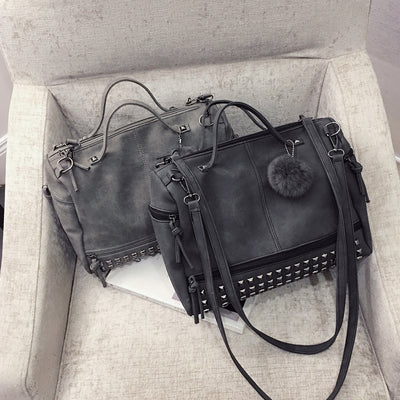 Bolso de Hombro en Cuero Nobuck con Remaches - Image 4