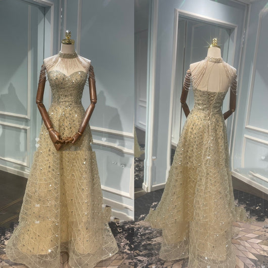 Vestido de Noche Dorado Lujo con Detalle en Cuello - Image 4