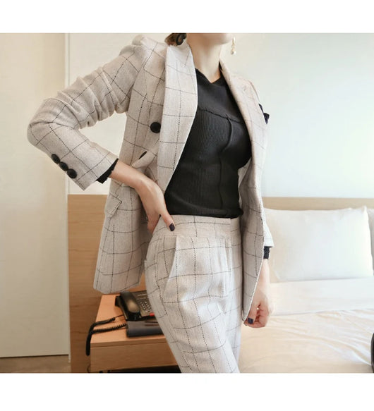 Traje Ejecutivo para Mujer con Solapa y Doble Botonadura - Image 12