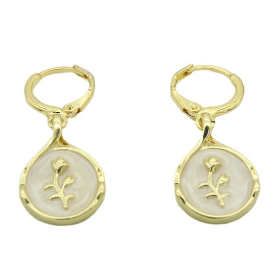 Aretes de Gota con Incrustación de Concha y Rosa