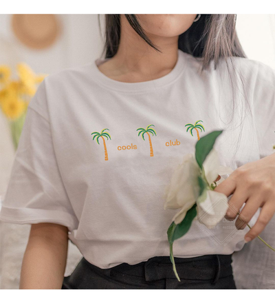 Playera Corta para Mujer con Ilustración Cute de Letras Coco - Image 12