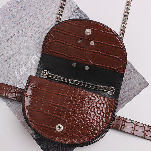 Bolsa Crossbody Semicircular Compacta con Cinturón - Image 5