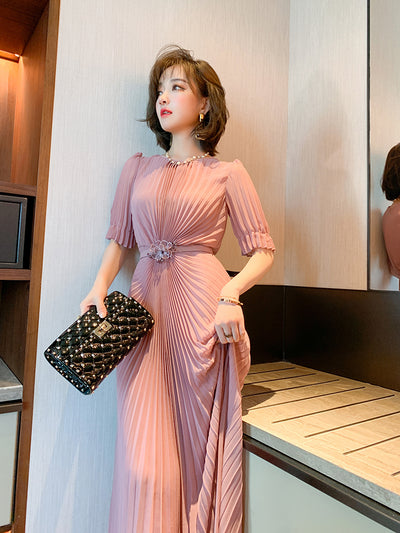 Vestido Elegante con Pliegues y Detalle Floral en la Cintura - Image 19
