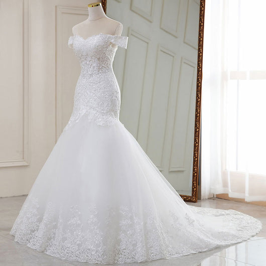 Vestido de Novia Blanco Elegante con Encaje, Cuello en V y Cola Larga - Image 5