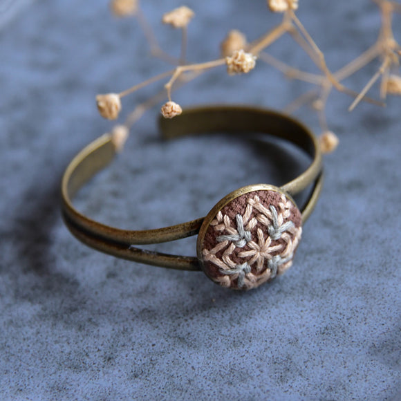 Anillo Ovalado con Bordado Artesanal Patrón Vintage