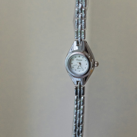 Reloj Retro Casual Ojo de Caballo con Detalles de Cobre