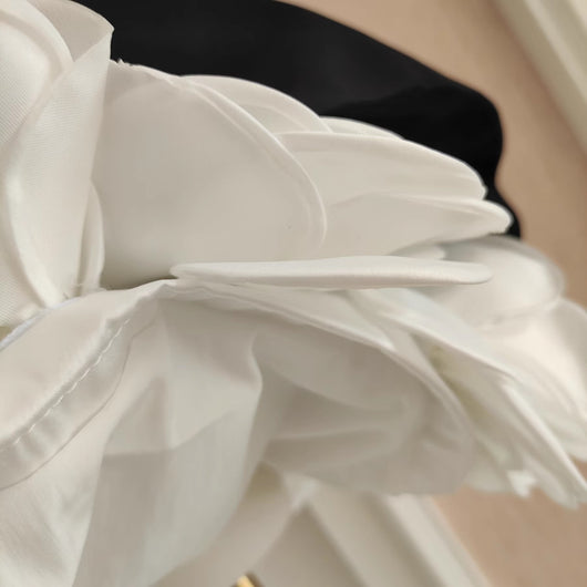 Falda Petticoat Estilo Hepburn Blanco y Negro con Flores 3D y Control de Cintura - Image 4