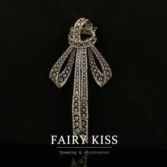 Broche de Cobre con Diamantes Incrustados - Diseño Industrial Elegante