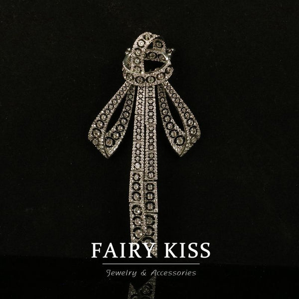 Broche de Cobre con Diamantes Incrustados - Diseño Industrial Elegante