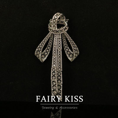Broche de Cobre con Diamantes Incrustados - Diseño Industrial Elegante