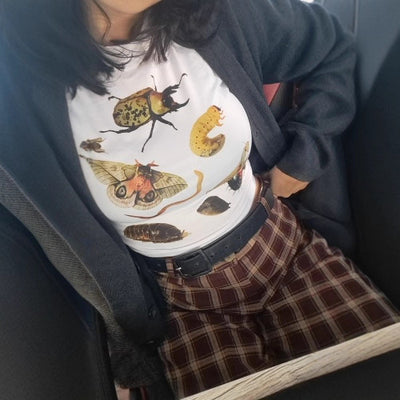 Blusa Casual con Estampado de Insectos y Escote Descubierto - Image 2
