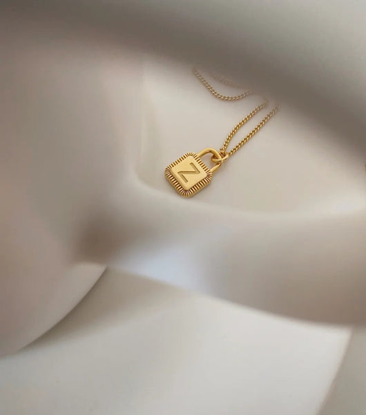 Collar Colgante Cuadrado con 26 Letras en Oro Laminado 18K - Image 4
