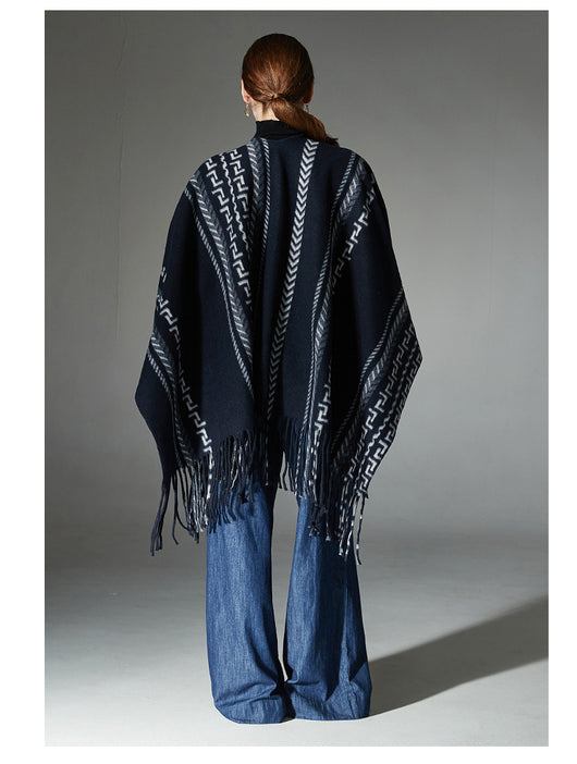 Chal Étnico Azul Marino con Borlas y Tejido Jacquard - Image 11