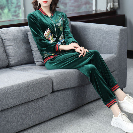 Traje de Terciopelo con Bordado Aviar para Mujer - Image 8