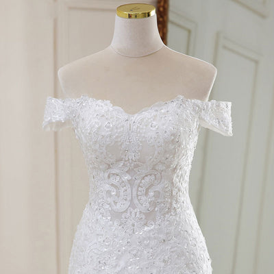 Vestido de Novia Blanco Elegante con Encaje, Cuello en V y Cola Larga - Image 3
