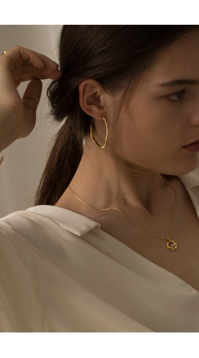 Collar Cadena Hueso de Serpiente Oro con Dije Redondo Irregular para Mujer - Image 13