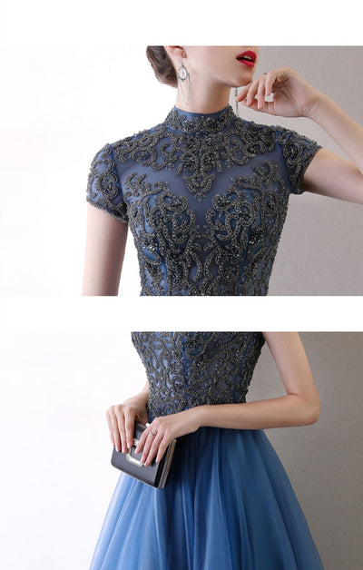 Vestido de Noche Azul con Cuello Alto y Vuelo Elegante - Image 10