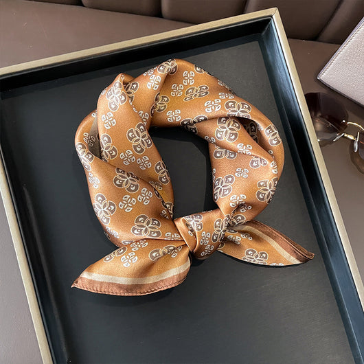 Pañuelo de Seda Beige Cuadrado para Mujer - Versátil y Fácil de Combinar - Image 8