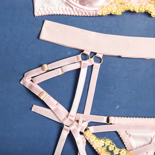 Conjunto Sensual de Tres Piezas en Satén con Detalles Calados - Image 12