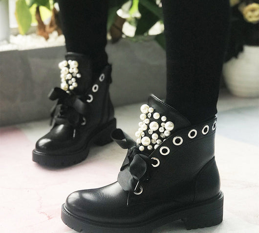 Botas Martin de Caña Media con Cordones y Detalles Perlados en Color Sólido - Image 8