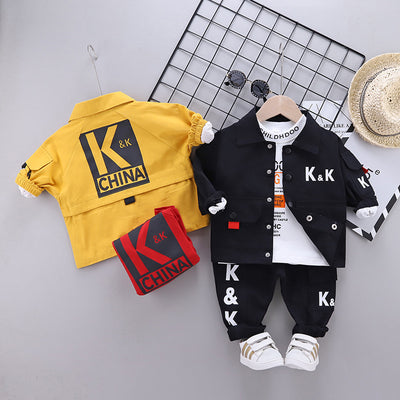 Conjunto de 3 Piezas: Chamarra Estilo Letras, Camiseta Manga Larga y Jeans