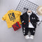 Conjunto de 3 Piezas: Chamarra Estilo Letras, Camiseta Manga Larga y Jeans