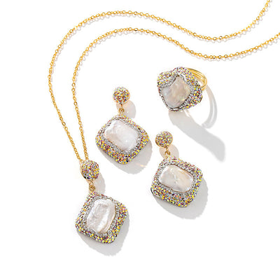 Juego de Tres Piezas: Collar, Aretes y Anillo de Diseño Exclusivo