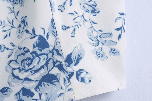 Blusa Corta con Estampado Porcelana Azul y Blanco y Mangas Fruncidas - Image 4