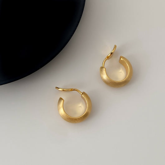Aretes Geométricos C Minimalistas en Oro Mate Frosted - Image 9