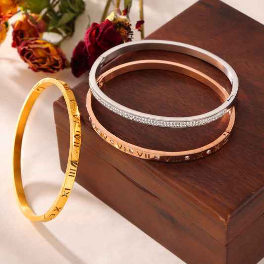 Pulsera de Titanio Chapada en Oro con Diseño Romano Grabado y Diamantes Incrustados