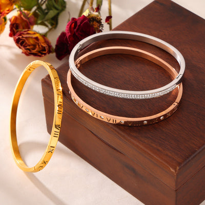 Pulsera de Titanio Chapada en Oro con Diseño Romano Grabado y Diamantes Incrustados