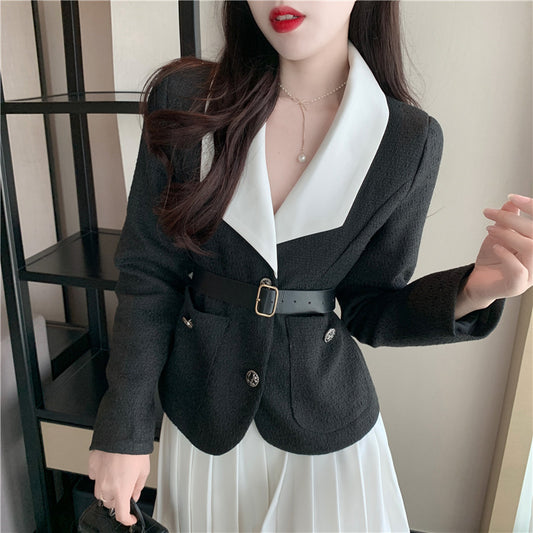 Conjunto de Falda Plisada Alta y Chaqueta Corta con Cinturón