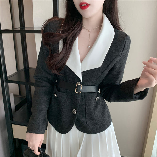 Conjunto de Falda Plisada Alta y Chaqueta Corta con Cinturón