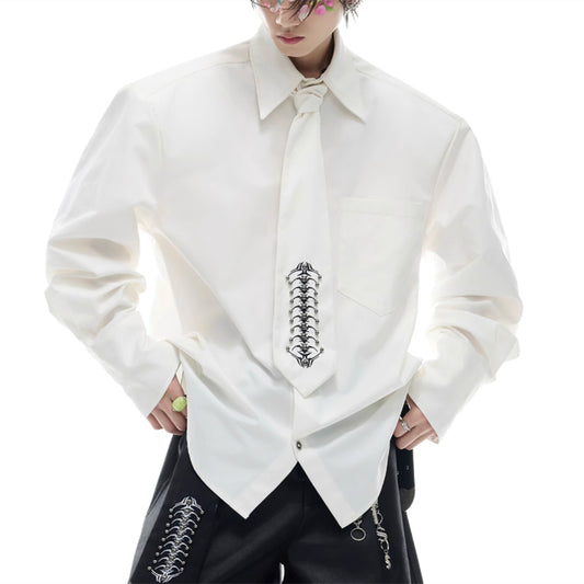 Camisa Polo con Bordado Deconstruido y Diseño Minimalista