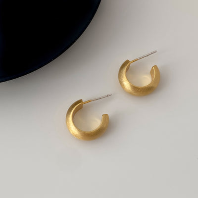 Aretes Geométricos C Minimalistas en Oro Mate Frosted - Image 13