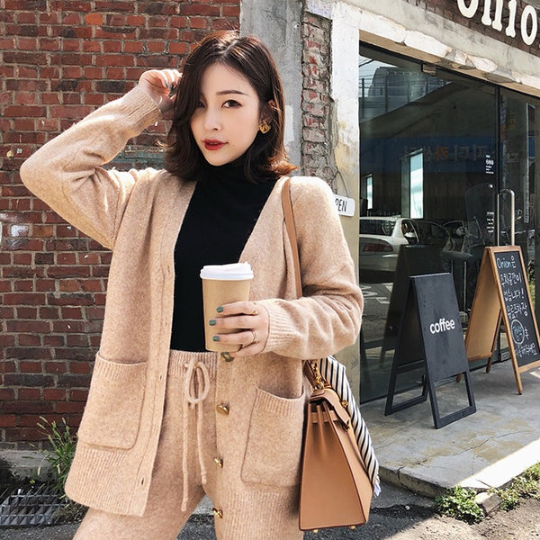 Conjunto de Dos Piezas Estilo Hong Kong: Cardigan Tejido Escote V + Pantalón Recto Holgado