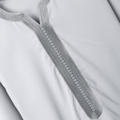 Bata de Hombre con Bordados Fashion Nation - Image 3