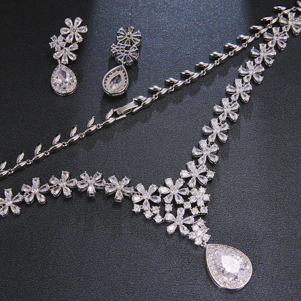 Conjunto de Dos Piezas: Collar y Aretes de Cristal