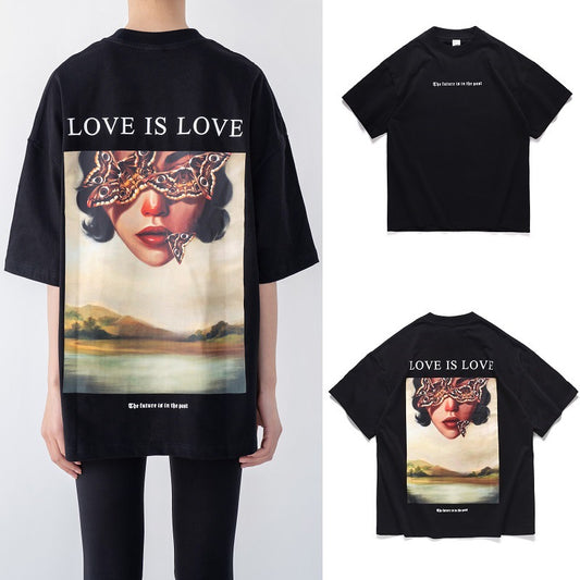 Playera Oversize Suelta con Estampado de Mariposas y Labios Rojos