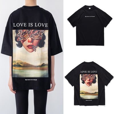 Playera Oversize Suelta con Estampado de Mariposas y Labios Rojos