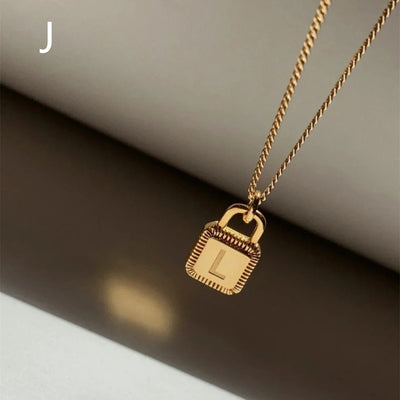 Collar Colgante Cuadrado con 26 Letras en Oro Laminado 18K - Image 18