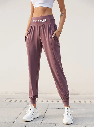 Pantalones deportivos con cintura ajustable y lettering - Image 16