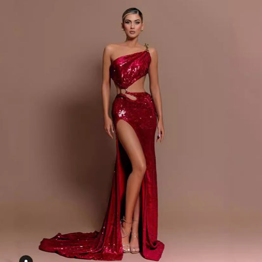 Vestido Rojo con Lentejuelas, Hombro Inclinado y Corte Midriff