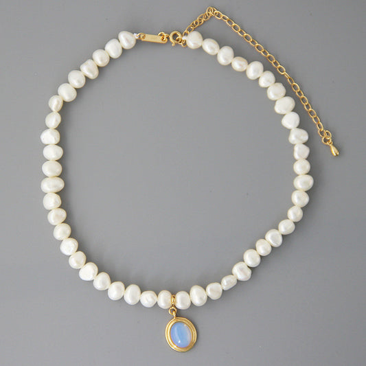 Collar Medalla Dorada y Perlas Barrocas