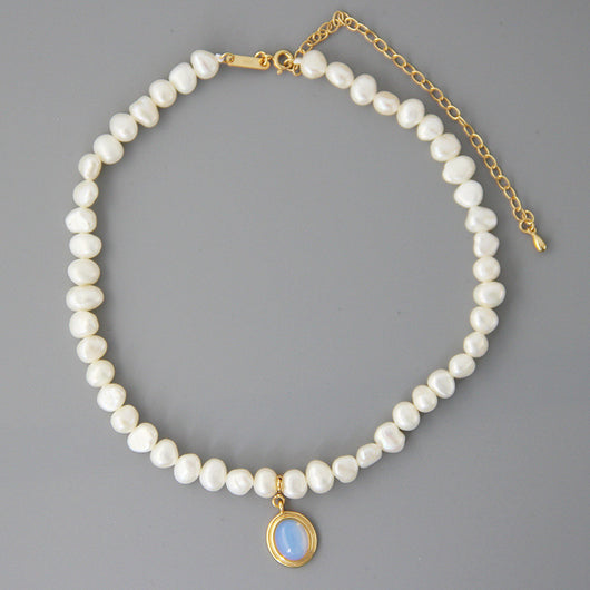 Collar Medalla Dorada y Perlas Barrocas