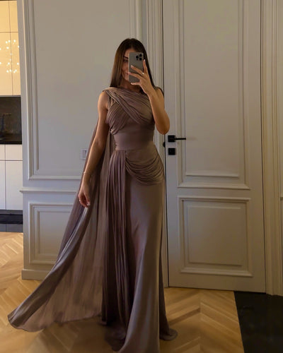 Vestido de Noche en Satén con Pliegues Elegantes - Image 9
