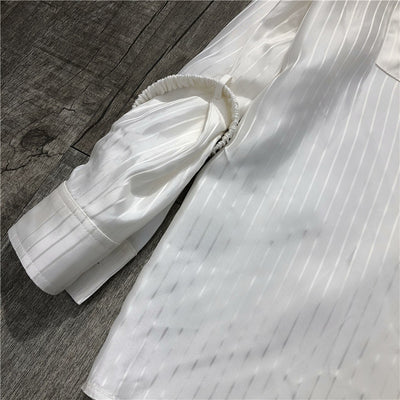 Blusa Blanca con Rayas y Logo Dorado en Acetato Imitación - Image 26
