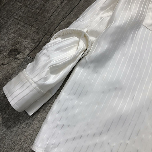 Blusa Blanca con Rayas y Logo Dorado en Acetato Imitación - Image 26