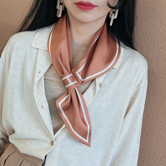 Pañuelo Elegante de Azafata con Letras - Estilo Sofisticado